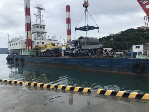 クレーン車を台船で運ぶ2