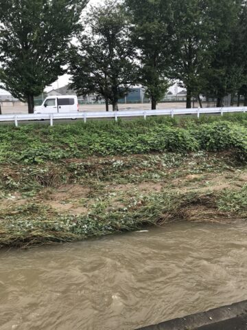 松阪市　堀坂川堤防　大雨　復旧作業１