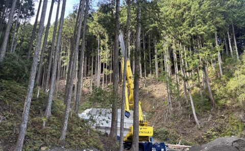 治山ダムの整備　クレーン作業２