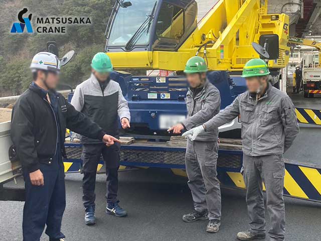 クレーン作業で大切にしている安全確認について|指差し安全確認中のスタッフ4
人の写真